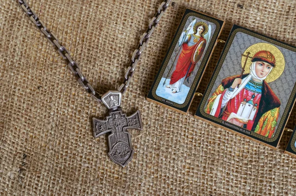 Üzerinde Başmelek Michael 'ın resmi ve bir Ortodoks ikonu olan büyük gümüş bir pektoral haç. Simge Prenses Olga ve Başmelek Michael 'ı tasvir ediyor. Hıristiyanlık.