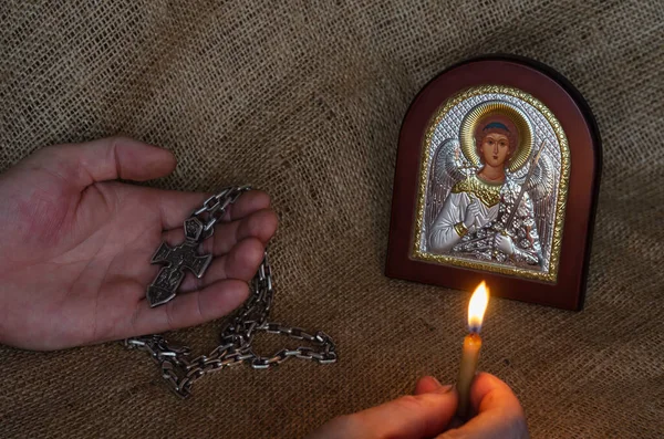 핸드는 기독교 아이콘 십자가와 불타는 촛불을 금과은으로 대천사 미카엘의 커다란 — 스톡 사진