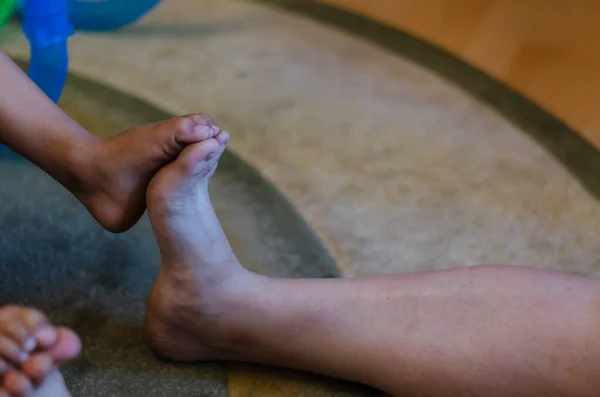 Atingerea Picioarelor Unei Femei Adulte Unui Băiat Preșcolar Copilul Mama — Fotografie, imagine de stoc