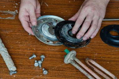 Su ısıtıcısının tamiri için yeterliydi. Çilingir, kazanın incelenmesini, sökülmesini ve hatalı bulunmasını gerçekleştirir. Ev aletlerinin tamiri için ticari hizmetler. Hizmet ve garanti servisi.