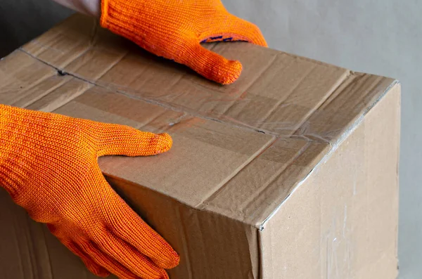 Las Manos Guantes Protectores Sostienen Caja Cartón Caja Cartón Cerrada — Foto de Stock