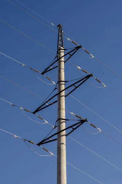 Stromleitung Betonmast Ein Einzelner Mast Mit Vielen Drähten Gegen Den — Stockfoto