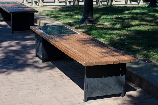 Banc Parc Avec Panneau Solaire Une Rangée Bancs Bois Avec — Photo