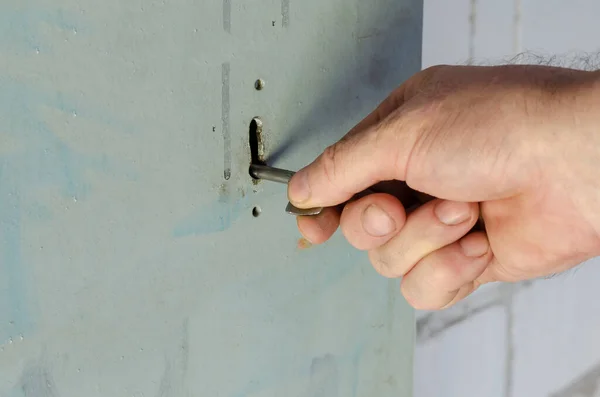Anahtarla Metal Kapıyı Açar Kapı Anahtarı Olan Bir Erkek Elin — Stok fotoğraf