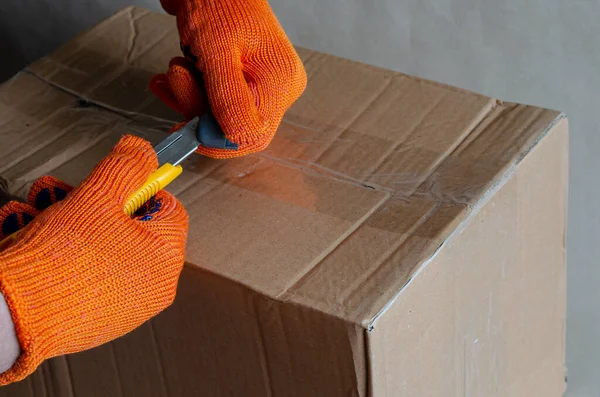 Trabajador Que Usa Guantes Protección Cambia Hoja Opaca Cuchillo Las — Foto de Stock