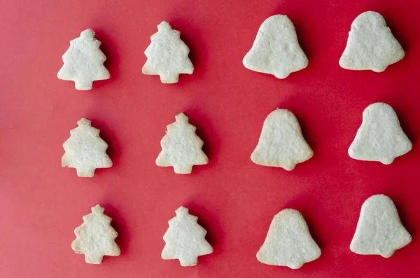 赤い背景においしい自家製のクリスマスクッキー 伝統的な休日の焼き菓子 角度でのトップビュー — ストック写真