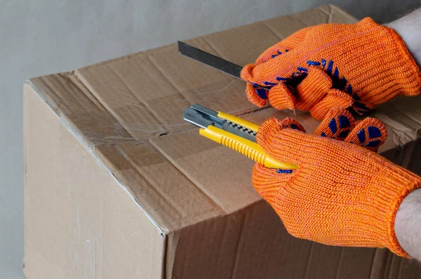 Trabajador Que Usa Guantes Protección Cambia Hoja Cuchillo Las Manos — Foto de Stock