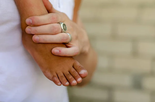 Hand Van Een Volwassen Jongeman Houdt Zijn Been Vast Blote — Stockfoto