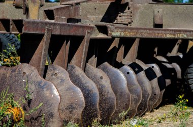 Eski paslı disk harrow yakın çekim. Toprağı sürmek için saban. Tarım makineleri, tarım işi. Seçici odak.