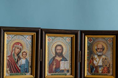 İsa 'nın Hristiyan ikonu, Tanrı' nın annesi ve mucize yaratan Aziz Niklas, denizcilerin ve gezginlerin koruyucu azizi. Eski Slavca 'daki yazıtlar ikonda resmedilenlerin isimleri anlamına geliyor. Ortodoks Kilisesi.