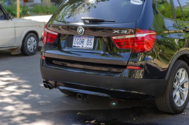Nikolaev, Ukrayna - 26 Ağustos 2020: Otoparkta BMW X3 arabasının arkası. Özel Teksas plakalı siyah bir SUV. Plakada Rusça adı Igor..