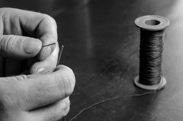 Man Steekt Draad Het Oog Van Naald Handen Van Een — Stockfoto