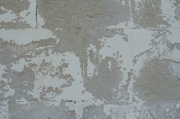 白い塗料を剥離と石の壁のテクスチャ 建物の古い外壁を閉じる 抽象マルチタスクの背景 選択的焦点 — ストック写真