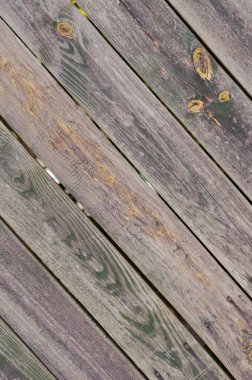 Yeşil boyalı eski ahşap kalaslar. Yıpranmış ahşap bir çitin dokusu. Soyut çoklu görev geçmişi. Seçici odak.