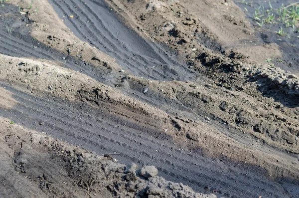 Bandensporen Een Natte Onverharde Weg Een Verbrijzeld Spoor Nat Zand — Stockfoto