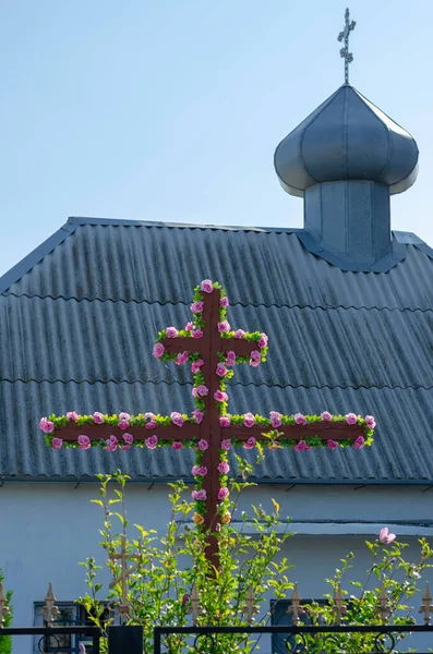 Crucifixo Madeira Decorado Com Flores Fundo Uma Igreja Cristã Férias — Fotografia de Stock