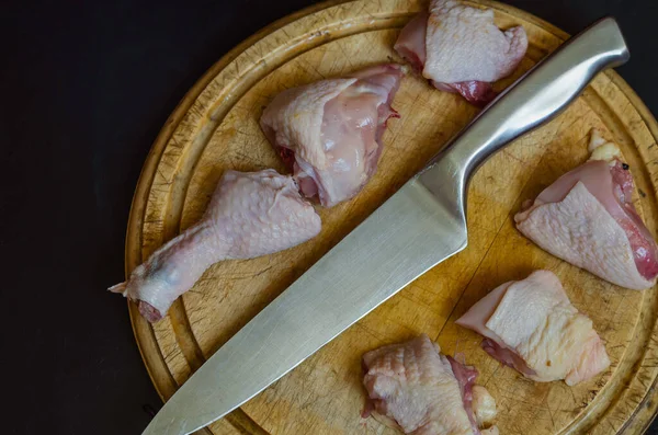 Сырое Куриное Мясо Кухонные Ножи Доске Куриное Бедро Порезанной Кусочки — стоковое фото