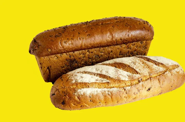 Zwei Laibe Roggenbrot Auf Gelbem Hintergrund Vorführung Verschiedener Sorten Von — Stockfoto