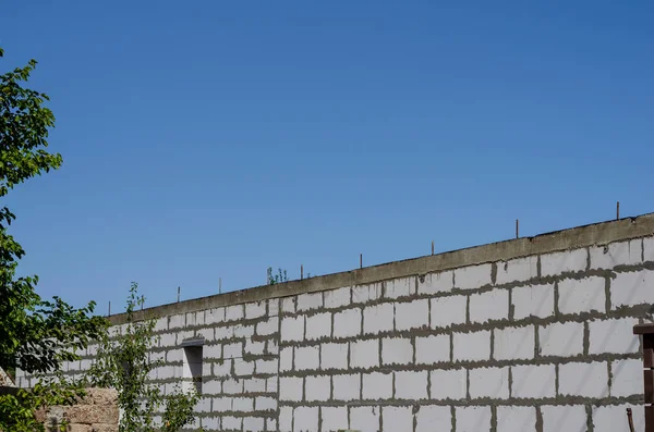 Üzerinde Beton Mavi Gökyüzü Olan Taş Duvar Taş Bir Kulübenin — Stok fotoğraf