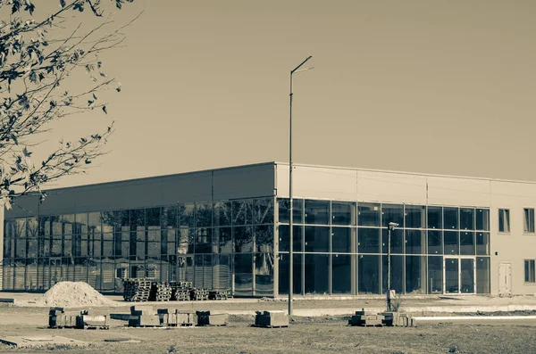 Bagian Depan Bangunan Perusahaan Yang Sedang Dibangun Terbuat Dari Kaca — Stok Foto
