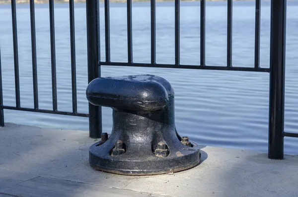 Baluarte Amarração Vazio Doca Gancho Amarração Maciça Preto Para Atracar — Fotografia de Stock