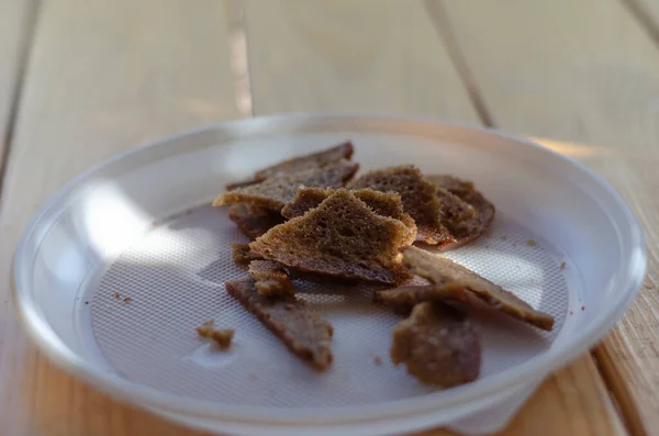 Roggen Croutons Einem Weißen Einwegteller Nahaufnahme Von Delikaten Würzig Salzigen — Stockfoto