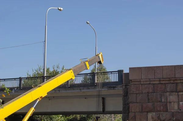 Une Grue Mobile Effectue Des Travaux Chargement Sur Pont Routier — Photo