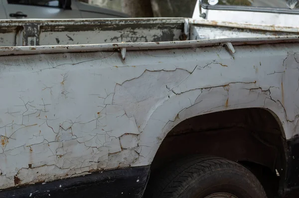 Cuerpo Una Vieja Camioneta Con Pintura Agrietada Coche Oxidado Estacionamiento — Foto de Stock