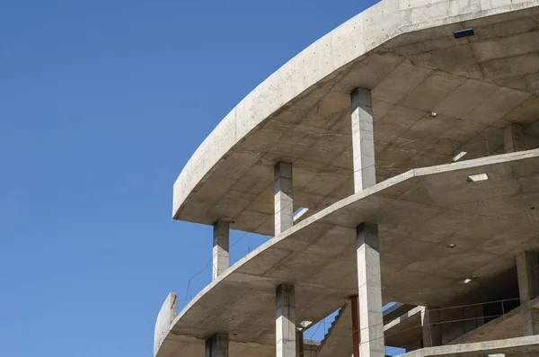 Forma Geométrica Hecha Hormigón Sobre Fondo Cielo Azul Edificio Inacabado — Foto de Stock