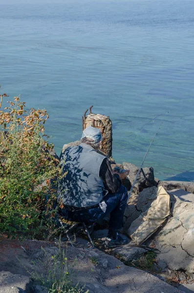 Pêcheur Âgé Solitaire Dans Une Veste Chapeau Sur Une Rive — Photo