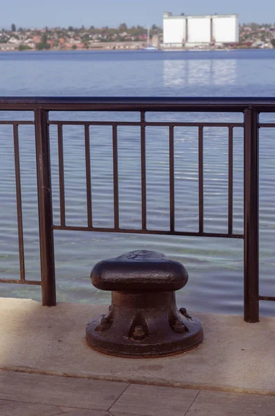 Großer Schwarzer Poller Auf Einem Betondock Konzipiert Für Die Befestigung — Stockfoto