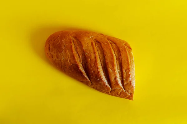 Половина Буханки Хлеба Желтом Фоне Вид Сверху Свежеиспеченного Нарезанного Хлеба — стоковое фото