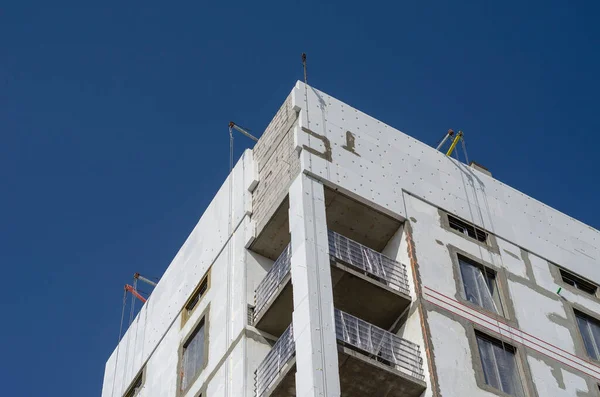 Fragmento Del Techo Edificio Apartamentos Sin Terminar Contra Cielo Azul — Foto de Stock
