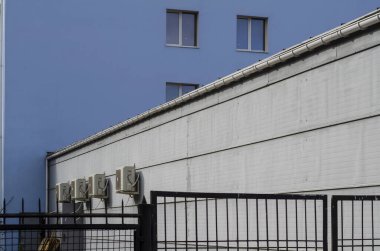 Klimalı arka bahçe duvarı. Siyah metal bir çitin arkasındaki koruma alanı. Şehir hayatı. Hiç kimse olmadan