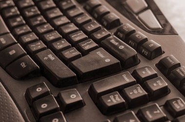 Kiril alfabesiyle siyah bilgisayar klavyesine yakın plan. Uzaktan çalışma ya da evde eğitim kavramı. Seçici odak.