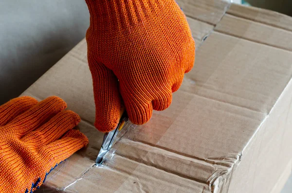 Trabajador Con Guantes Protectores Abre Una Caja Cartón Una Mano — Foto de Stock