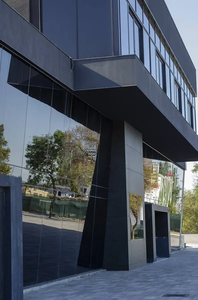 Composición Geométrica Vidrio Hormigón Edificio Futurista Moderno Revestido Vidrio Negro — Foto de Stock
