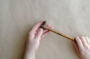 Beyaz bir adam elinde küçük bir çekiç tutuyor. Elinde el aleti olan orta yaşlı bir adamın eli. El işçiliği. Seçici odak.