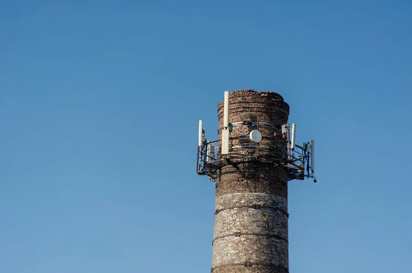 Starý Cihlový Komín Různými Anténami Různé Moderní Antény Pro Internet — Stock fotografie