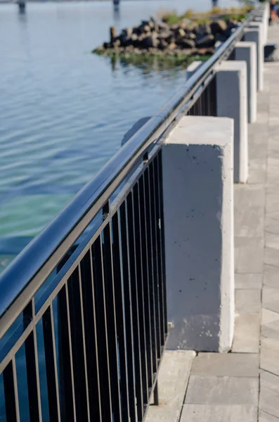 Fragmento Aterro Cidade Com Pedestais Concreto Uma Cerca Metal Cerca — Fotografia de Stock