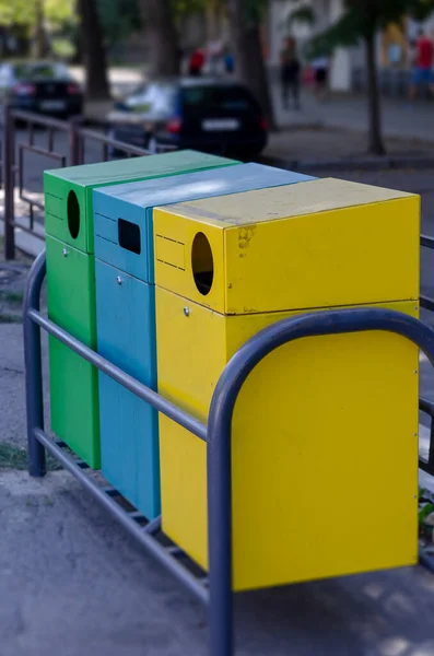 Trois Poubelles Multicolores Dans Une Rue Ville Conteneurs Rectangulaires Jaunes — Photo