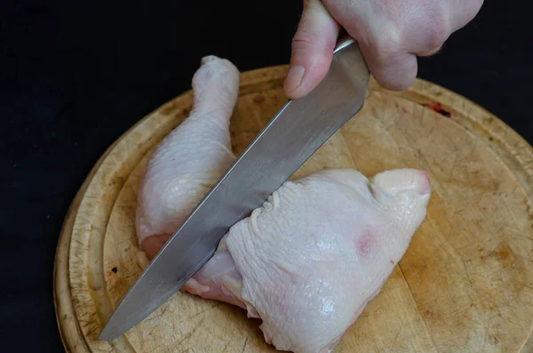 Человек Вонзающий Нож Курицу Доске Рука Взрослого Европейца Режет Сырое — стоковое фото