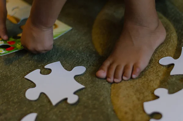 Ein Junge Gemischter Rasse Spielt Puzzles Während Auf Dem Boden — Stockfoto