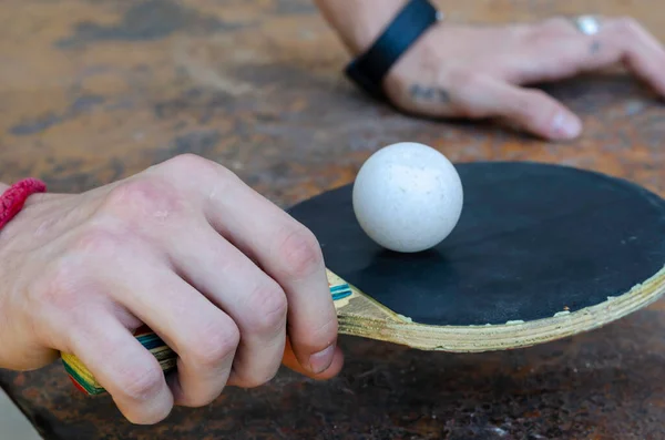 Una Mano Masculina Sostiene Una Raqueta Ping Pong Con Una — Foto de Stock