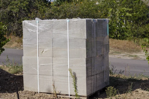 Bloques Cemento Gris Una Plataforma Madera Lado Carretera Embalaje Materiales — Foto de Stock