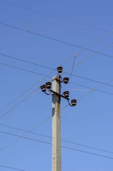 Симметричный Геометрический Состав Электрических Проводов Против Голубого Неба Бетонный Столб — стоковое фото