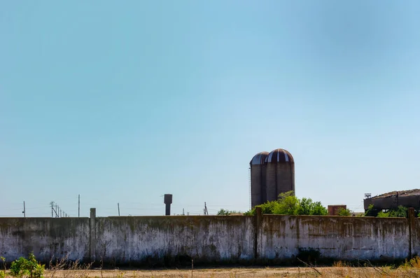 Área Abandonada Antigo Celeiro Com Silos Cilíndricos Pedra Alta Este — Fotografia de Stock