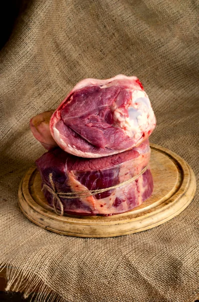 Libras Carne Cruda Nudillo Cerdo Una Tabla Cortar Madera Trozo —  Fotos de Stock