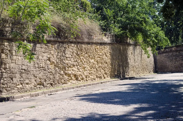 Empty City Street Stone Walls Sides Descent Paved Granite Cobblestones — Stock Photo, Image