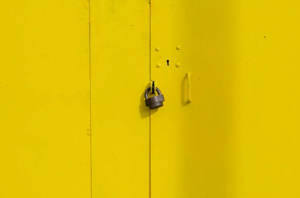 Μια Κίτρινη Μεταλλική Πύλη Σκουριασμένο Λουκέτο Φωτεινές Πύλες Κλειστής Βιομηχανικής — Φωτογραφία Αρχείου